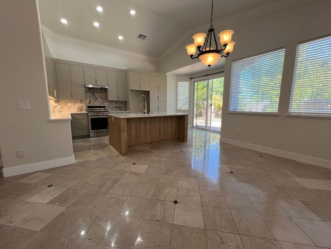 Primary Photo - Gorgeous, Low Maintenace, Like new Home Cl...