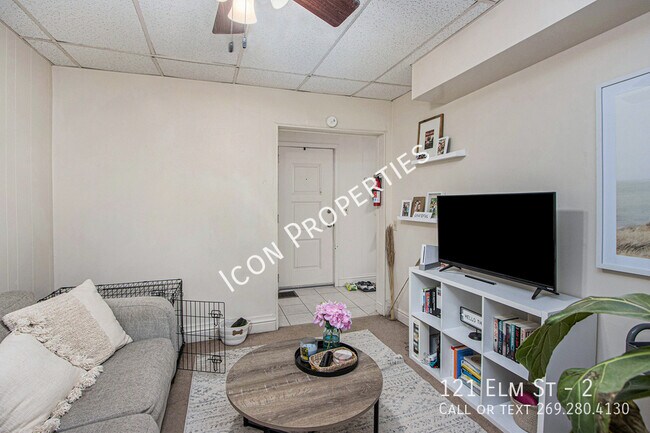 Building Photo - 121 Elm St  #2