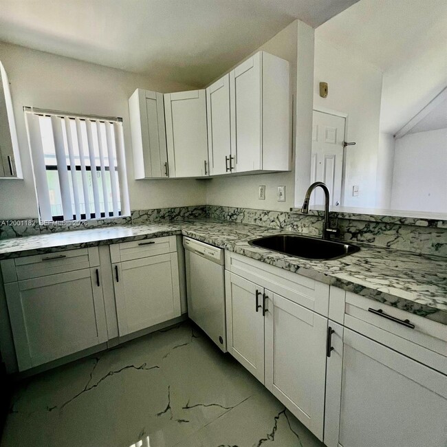 Foto del edificio - 4030 NW 87th Ave