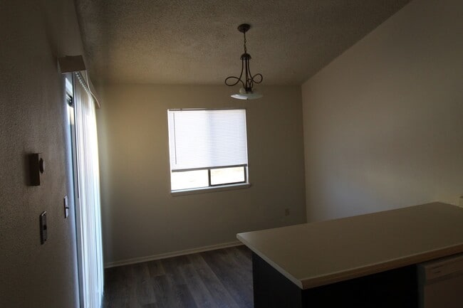 Building Photo - 2332 Linda Vista Dr