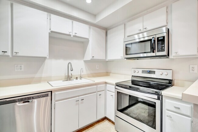 Foto del edificio - 7308 Corbin Ave