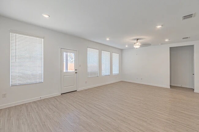 Foto del edificio - 1357 Rockwell Dr