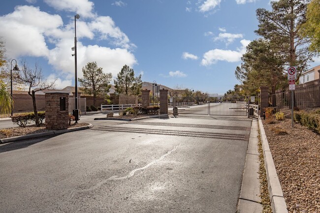 Building Photo - SW 3 br townhome with 2 car garage