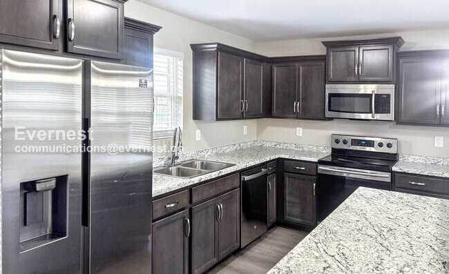 Building Photo - Limited Time Special Offer / 3 Bed, 2 Bath Home with Garage / Pet-Friendly / Vouchers Accepted / ...