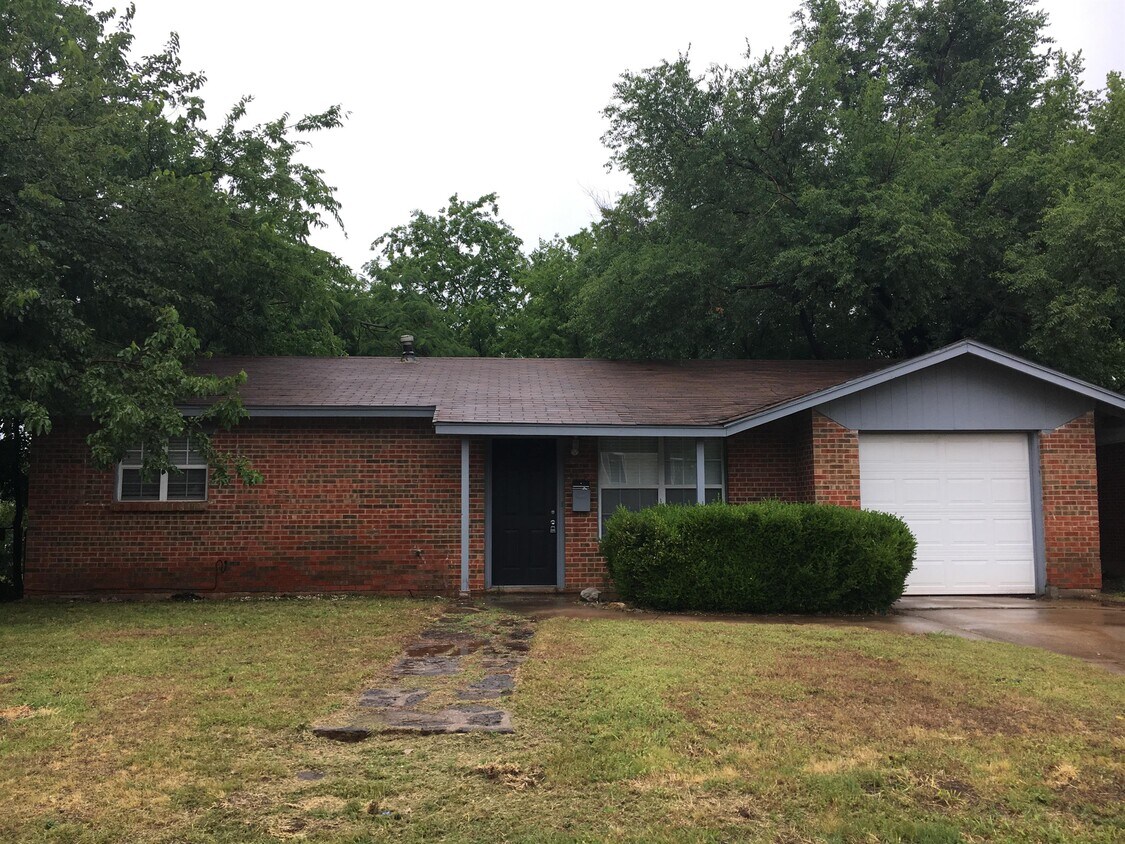Primary Photo - 2409 N Nottingham Way