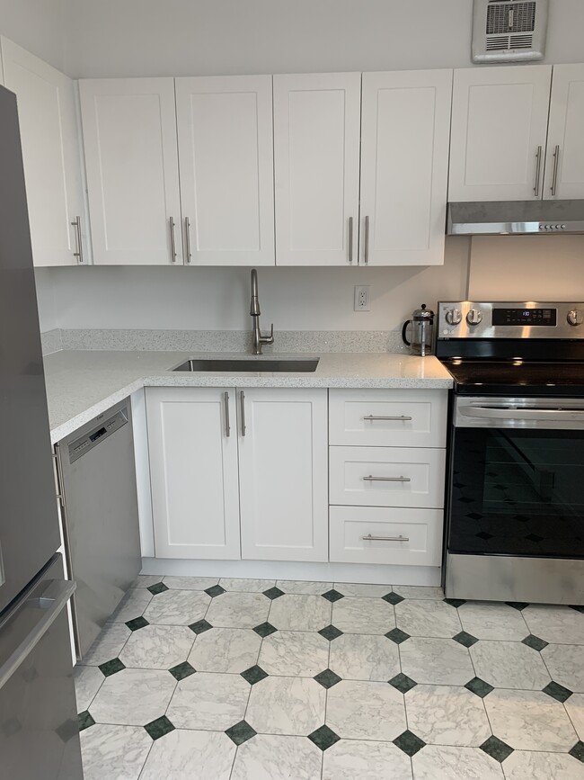 New appliances including dishwasher - 608-980 Broadview Av