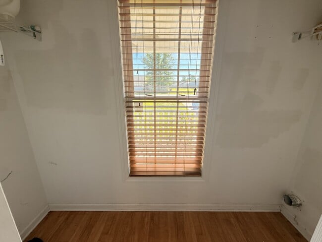 Building Photo - 121 Laredo Dr