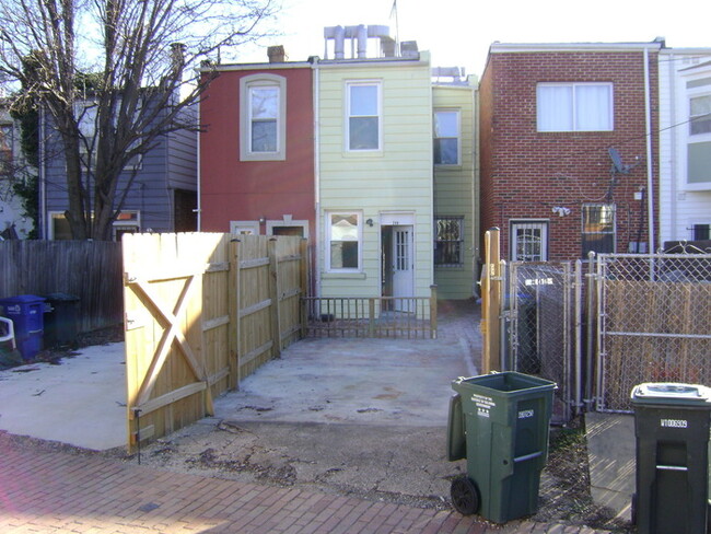Building Photo - 246 Warren St NE