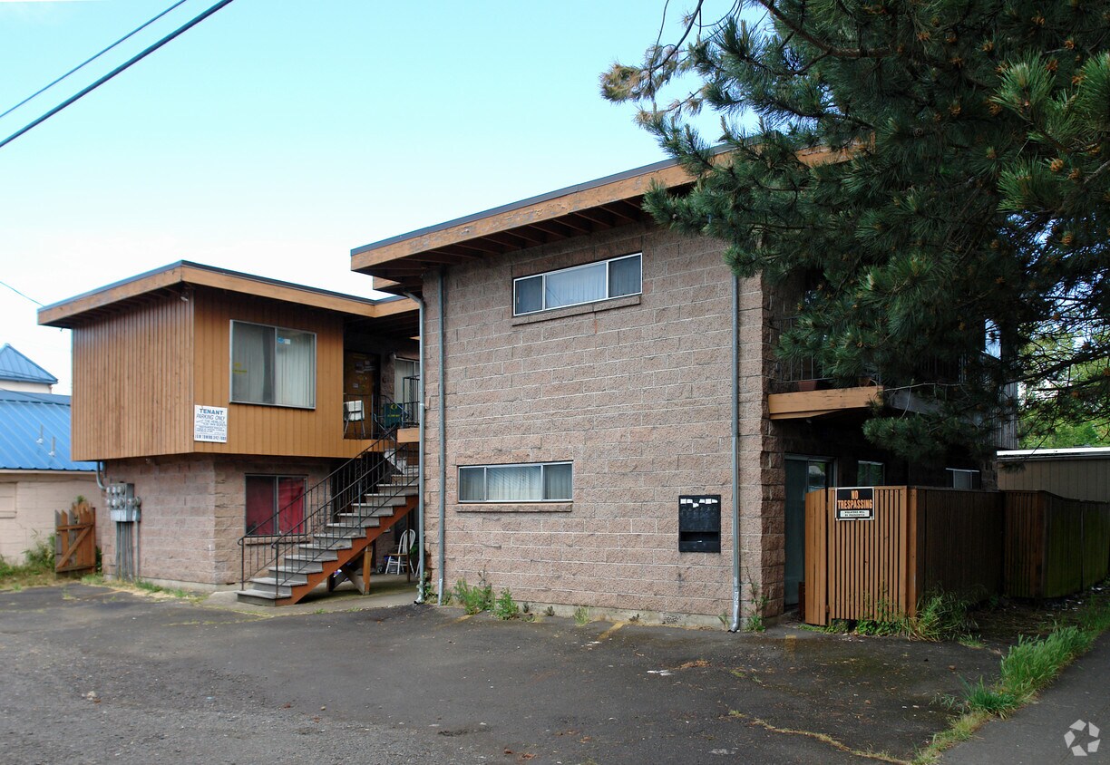 Building Photo - 638 Van Buren St