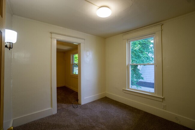 Building Photo - 917 Lancaster Ave