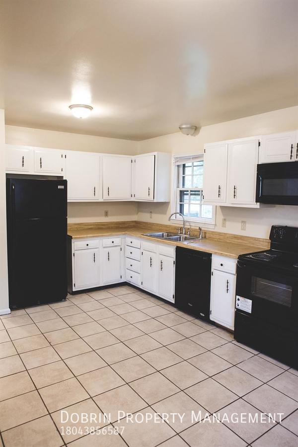 Building Photo - RENOVATED and SPACIOUS 5BD