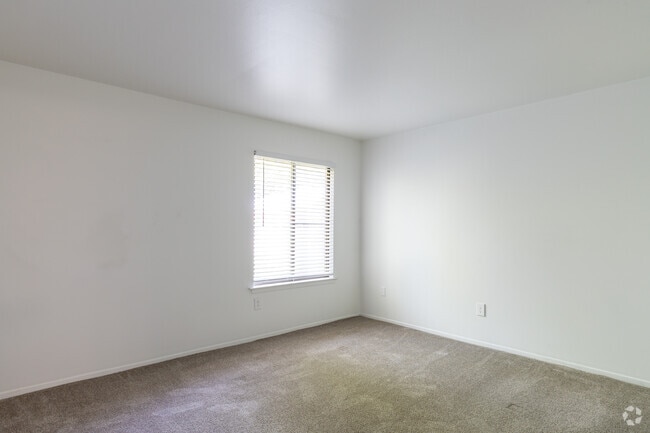 2BR, 1BA - 1,010SF - West Oaks