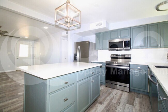 Foto del edificio - 7570 E Logan Dr