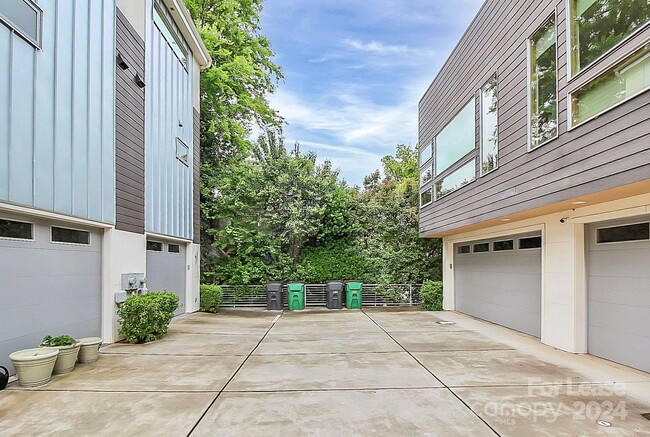 Building Photo - 916 Greenleaf Ave