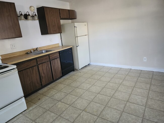 Large Kitchen with eating area - 2905 W Olive St