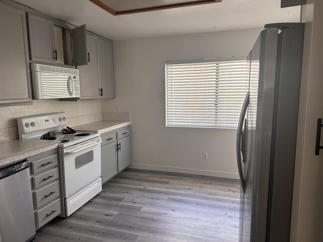 Building Photo - 4539 Villas Dr