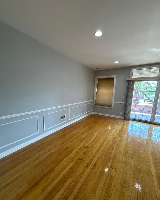 Foto del edificio - Beautiful 3 bedroom 2 bathroom condo In Near Presidential Library
