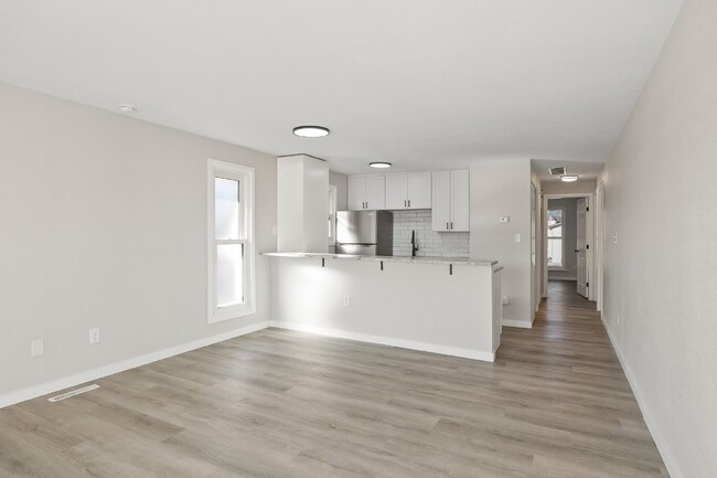 Building Photo - Like New Two Bedroom Apartment Close to De...