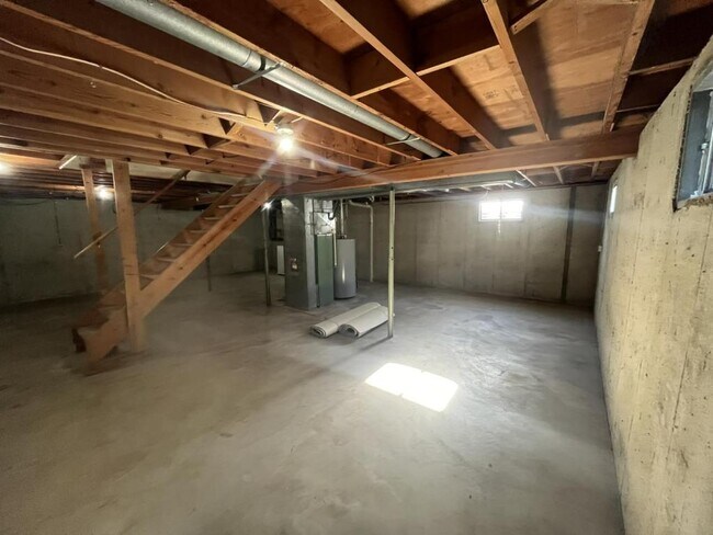 Building Photo - 840 Hitt St
