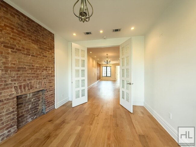 Foto del edificio - EASTERN PARKWAY / Remarkable Renovated 4-Bed 3-Bath in Prime Crown Heights