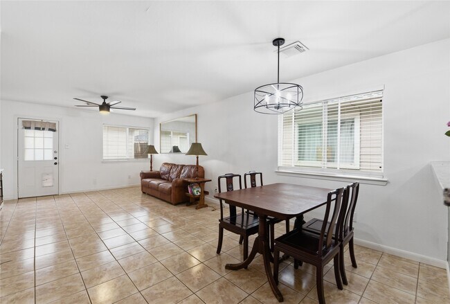 Foto del edificio - 6136 Lone Prairie Way