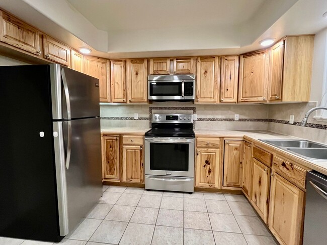 Building Photo - Beautiful 3 bedroom townhouse for rent