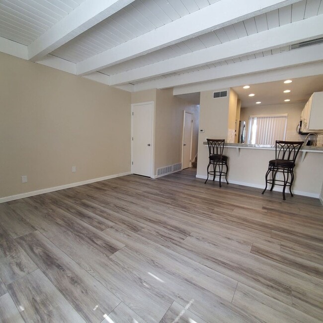 Foto del edificio - 2 Bedroom Townhome with Pool and Clubhouse/Centrally Located!!