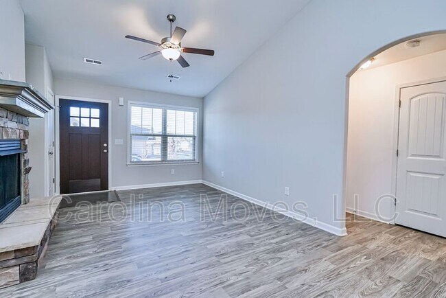 Foto del edificio - 352 Greymark Ln