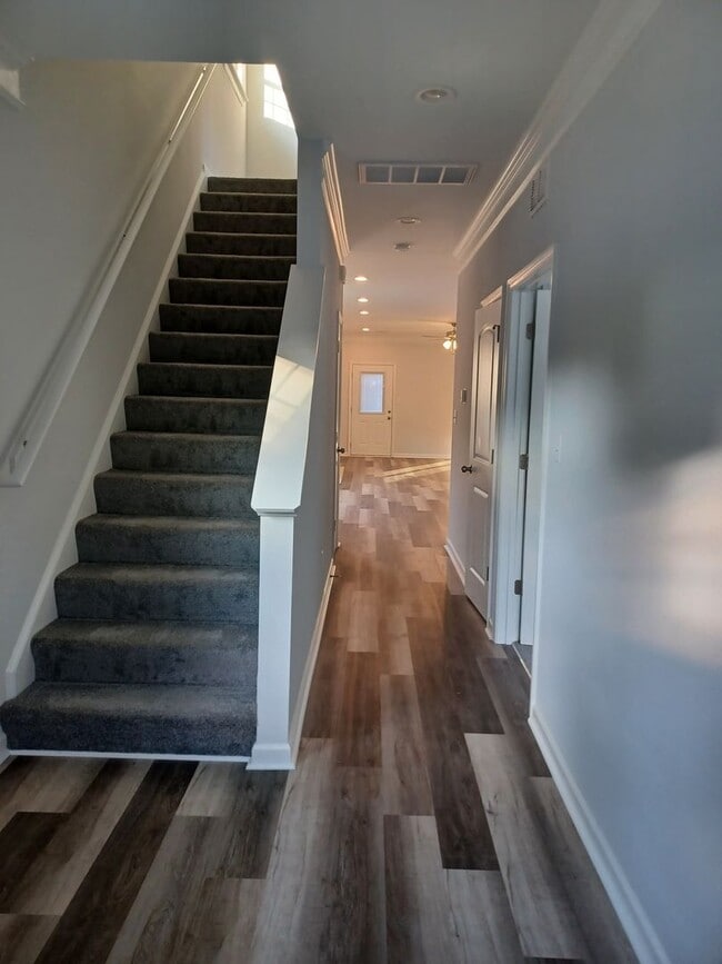 Building Photo - Newly Constructed 5 Bedroom Home in Hampton