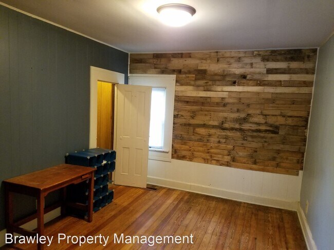 2 br, 1 bath House - 208 E. Grimes Ln - 4