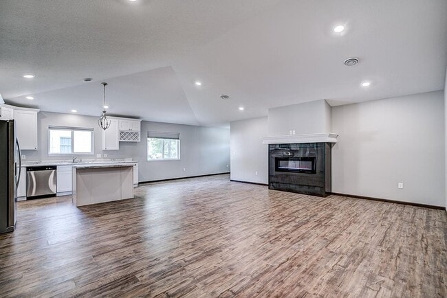Building Photo - 540 5th St E