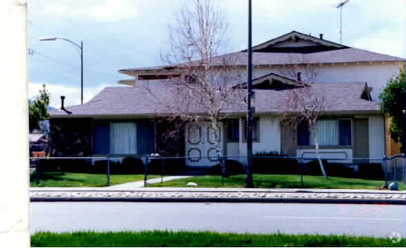Building Photo - 4595 Pearl Ave
