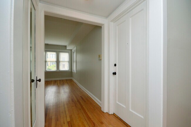 Building Photo - 5904 N Fairfield Ave