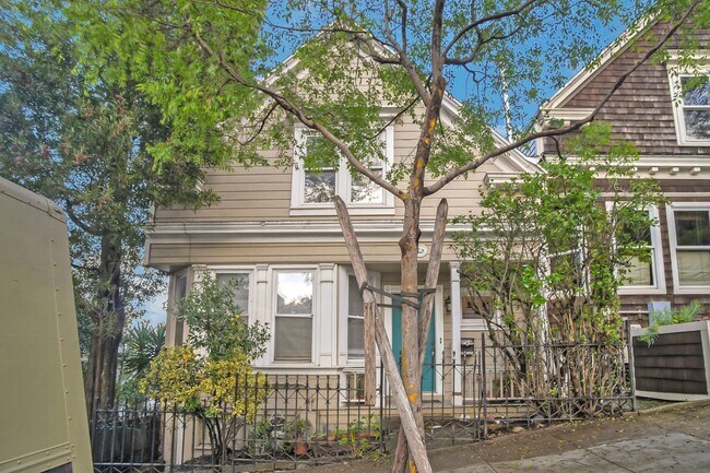 Building Photo - Light filled home with Bonus Room + Please...