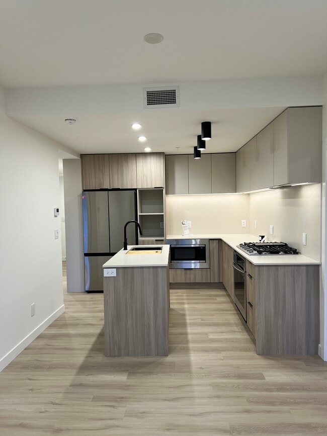 Building Photo - 623 Kemsley Av