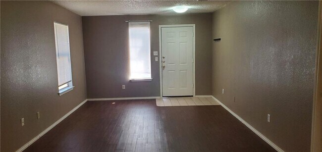 Building Photo - 1707 Yucca Ln