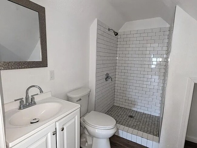 Building Photo - 4 bed, 2.5 bath newly renovated house