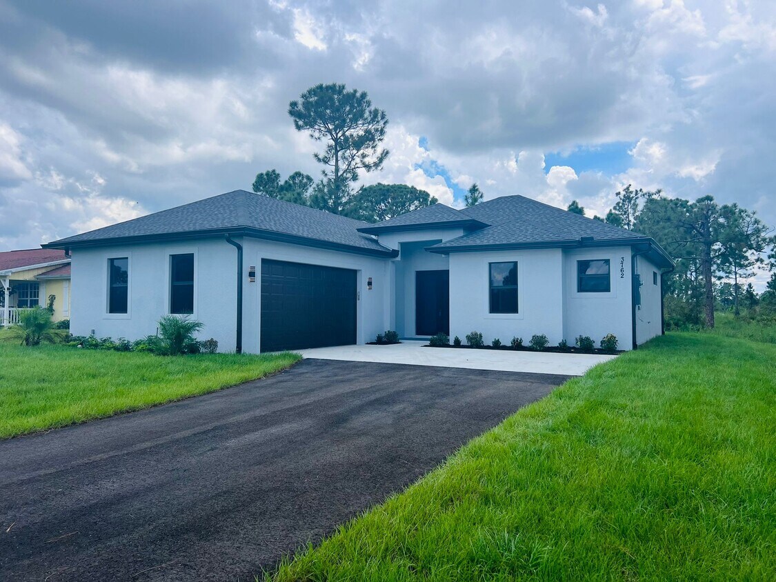 Foto principal - 2461 33rd Ave NE