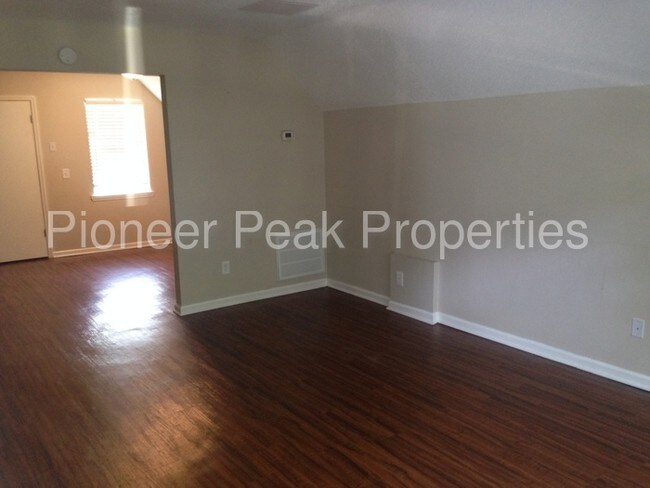 Foto del edificio - 7655 Austin Dr