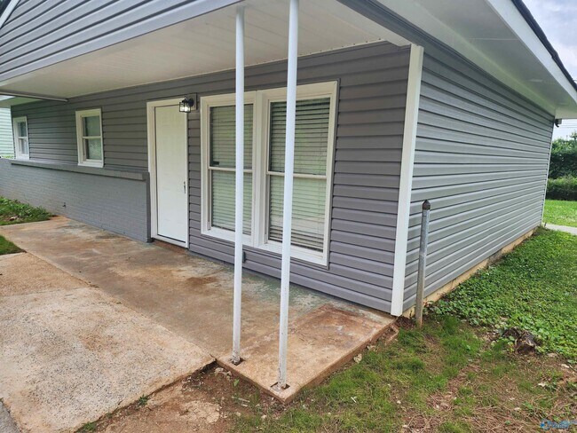 Foto del edificio - 3802 Melody Rd NE