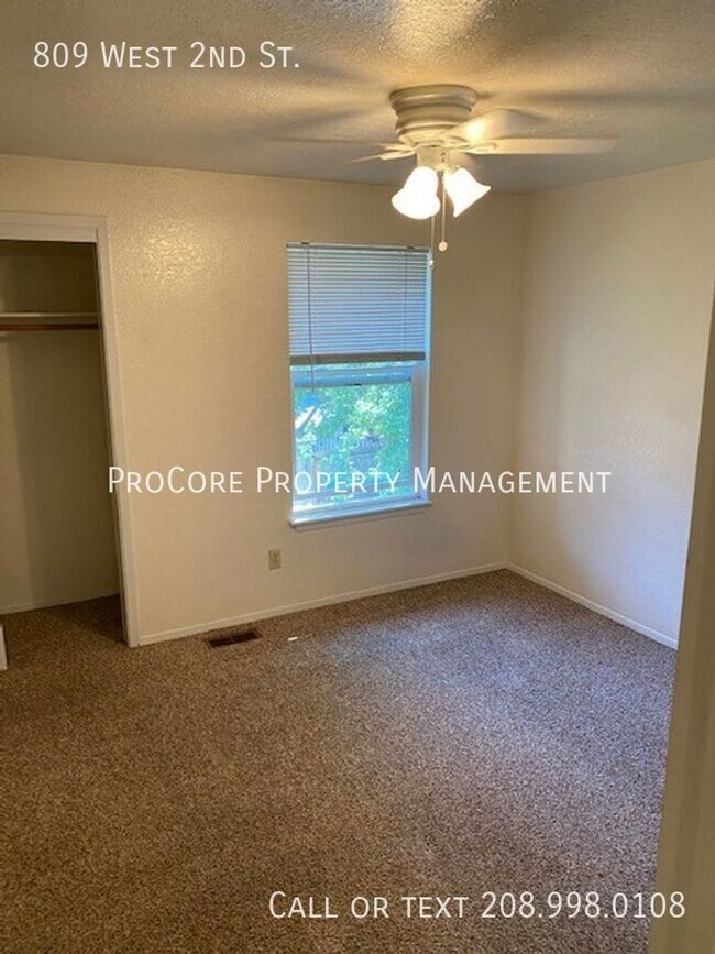 Foto del edificio - 2 Bed Modern Updates, 1.5 Baths, Semi-Fenced Covered Patio