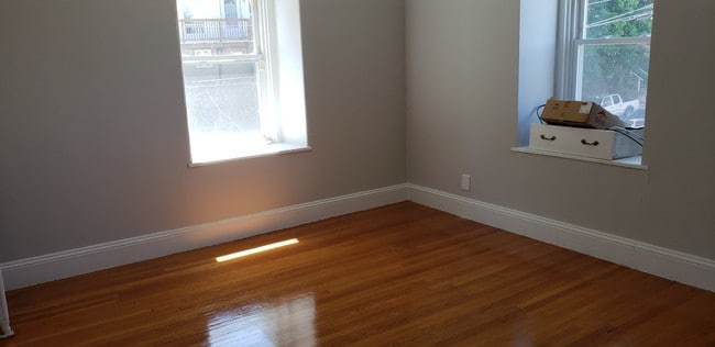 Building Photo - 172 Bigelow St