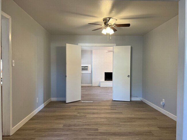 Building Photo - 137 Sumac Dr