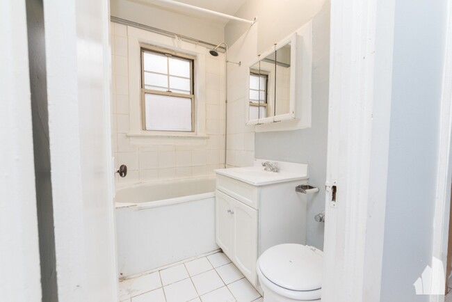 Building Photo - 3257 W Wrightwood Ave
