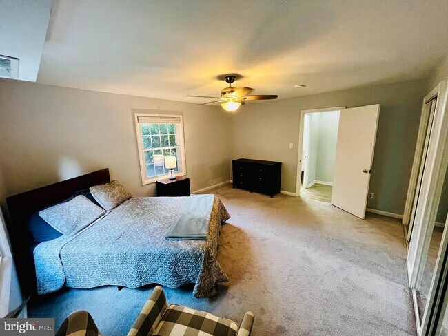 Building Photo - 3890 Lyndhurst Dr