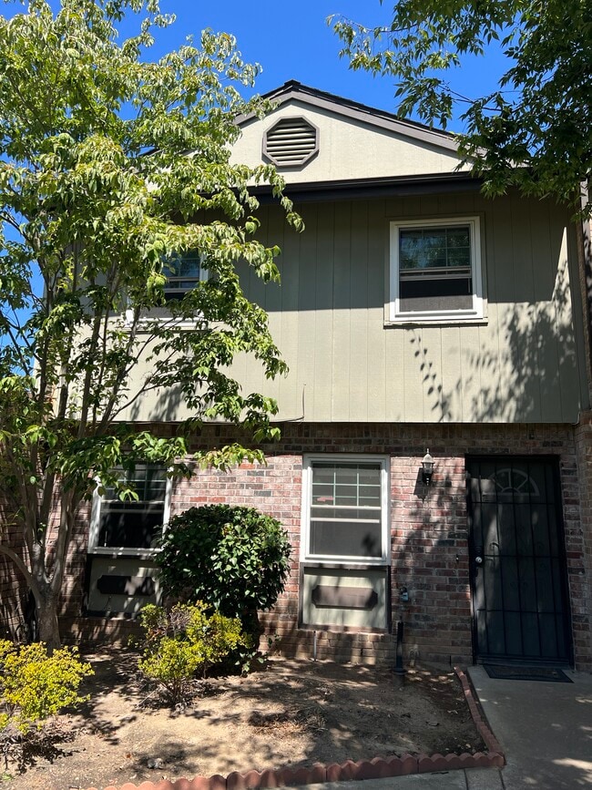 Building Photo - 10845 Coloma Rd