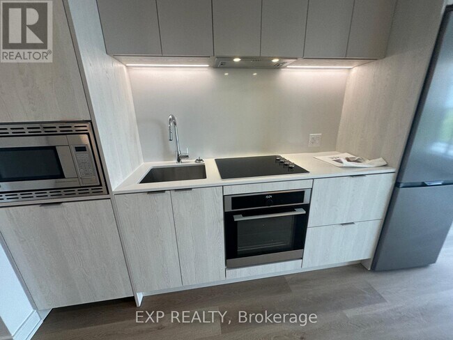 Building Photo - 3009-3009 Novar Rd