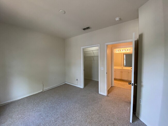 Building Photo - Top floor - 2 Bedrooms, 2 Bathrooms
