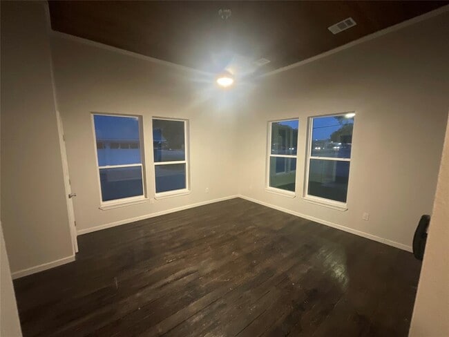 Building Photo - 104 S Broad St