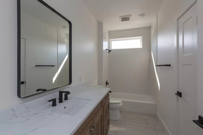 Foto del edificio - Newer Duplex in Quite Neighborhood